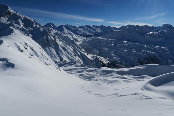 Der weite Kessel am Beginn der Abfahrt