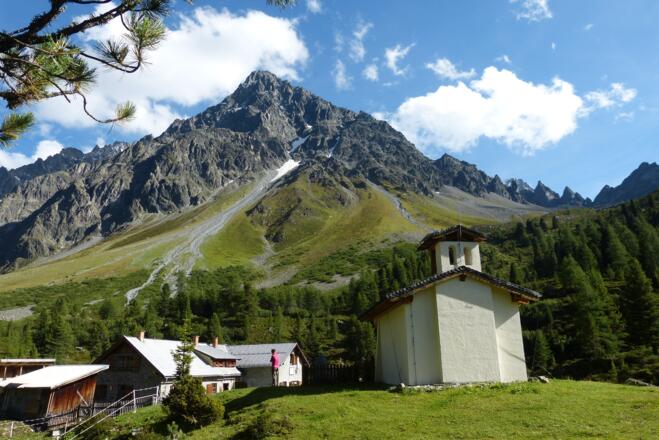 Verpeilhütte mit Kapelle und Schwabenkopf (rechts hinauf zur Kaunergrathütte)
