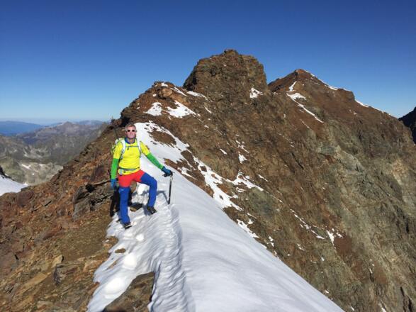 Am Grat. Am nächsten amrkanten Felsblock befindet sich die Schlüsselstelle der Tour