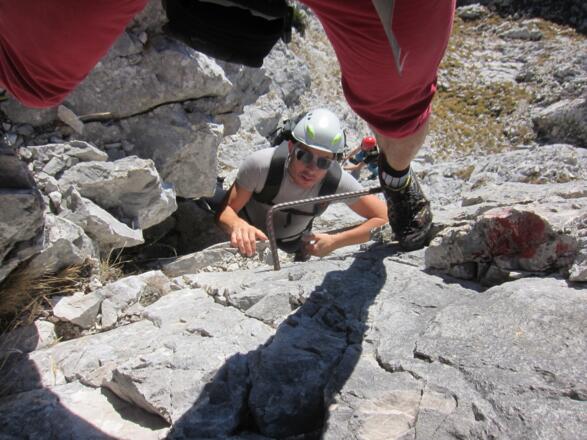 Einige Eisenklammern erleichtern die Kletterei.