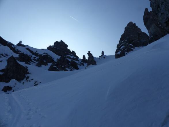 Felstürme und Felsnadeln begleiten den Schitourengeher zur Scharte.