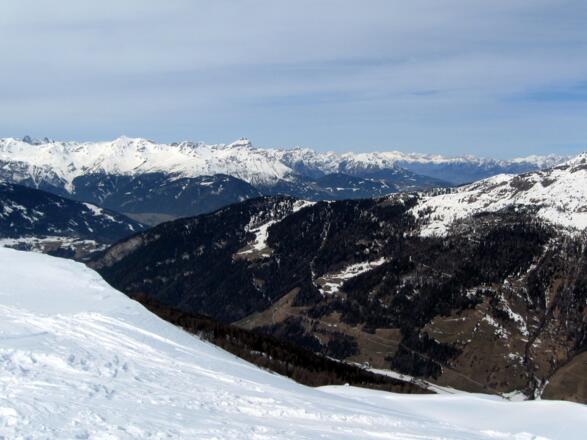 Tiefblick talauswärts. In der Bildmitte König Serles.