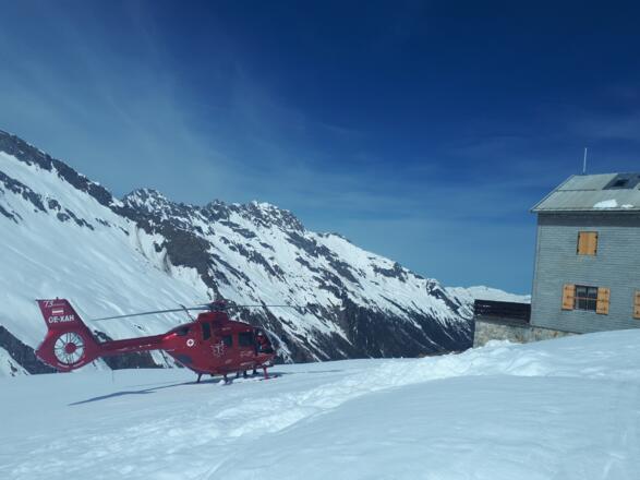 Neue Thüringer Hütte mit Hubschrauber