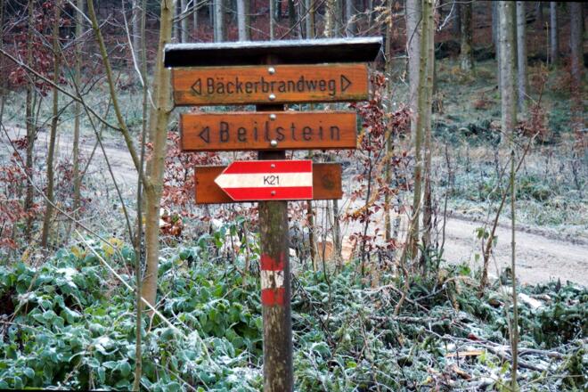 Abzweigung rechts Steinbach, links Kunzenberg, Lackergraben