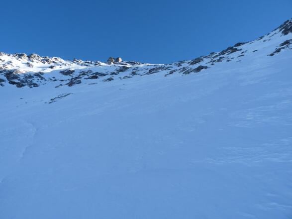 Der steile Gipfelhang erfordert eine sichere Spitzkehrentechnik als auch ein sicheres Gehen im felsdurchsetzten Gelände.