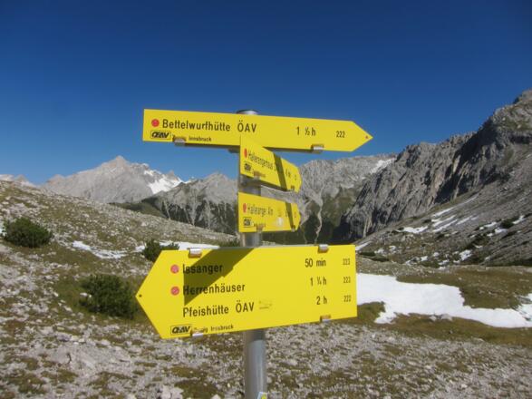 An der Weggabelung am Lafatscherjoch. Hier wird kurz der Blick auf den Karwendel-Hauptkamm und die Grubenkarspitze (2663 m) frei.