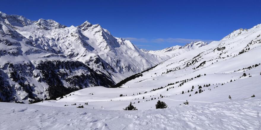 Blick zurück zum Ochsenhof, Hintergrund Klammljoch