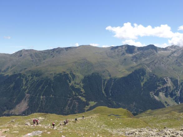 Blick von der gegenüberliegende Talseite auf Roter Kogel, Sömen und unterhalb Alfinger Alm