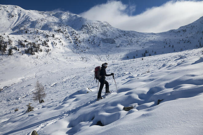 Im Rosanintal; unser Abstieg erfolgt hier von rechts nach links (also entgegensetzt der Schneeschuhgeherin am Foto)