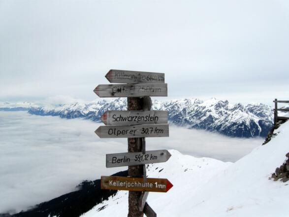 Wegweiser bei der Kellerjochhütte