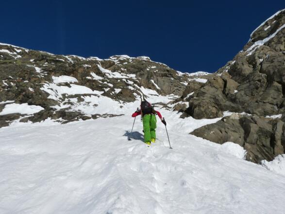 Der Einstieg in die Rinne. Meistens zu Fuß, aber bei entsprechenden Bedingungen und Können auch mit den Skiern im Aufstieg zu meistern.
