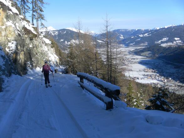 Blick vom Güterweg hinab nach Flachau