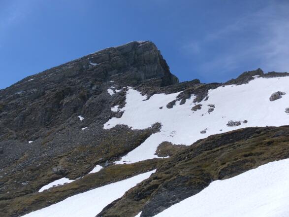 Kleine Kesselspitze, Anstieg am Oberrand des Firnfeldes und entlang des rechten Grates
