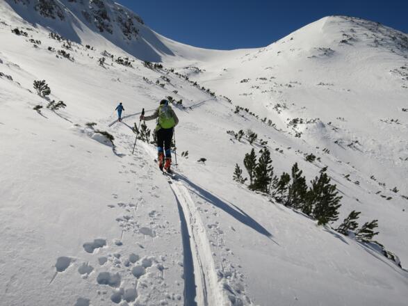 ... Richtung Westen, in eine sanft ansteigende Mulde und ...
