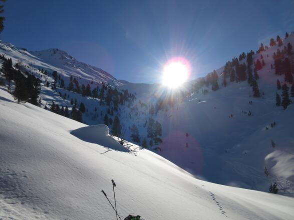 Langsam kommt die Sonne ins Tal.