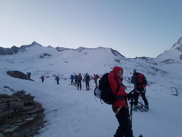 Start am Morgen im Hintergrund der Großvenediger