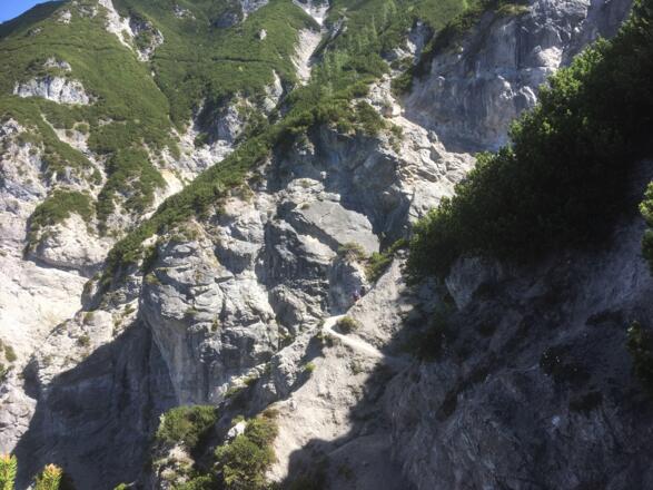 entlang Bergflanke Persailhorn