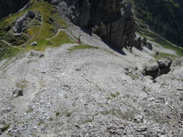 Der Abstieg durch das westseitige Kar Richtung Kemater Alm ...