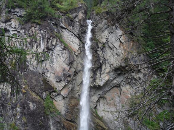 In zahlreichen Kehren gewinnen wir schnell an Höhe und genießen dabei den Blick auf den Wasserfall.
