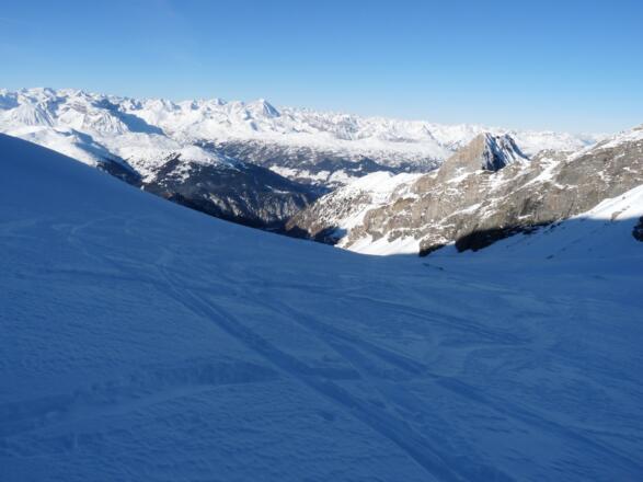 Neidig blicken wir zu den sonnenbeschienen Berggipfeln.
