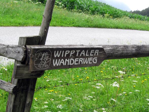 Über die neue Forstraße erreicht man direkt den Wipptaler Wanderweg. Über diesen und durch den Ort geht es zurück zum Ausgangspunkt.