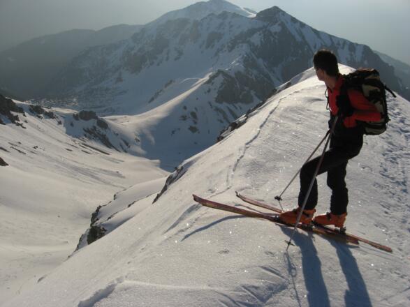Am Gratverlauf im Hintergrund das Kalbenjoch und rechts davon die Peilspitze.