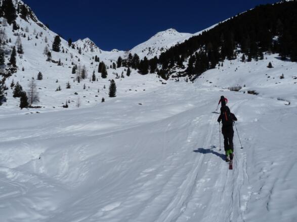 Der weitläufige Talboden im Bereich der Kl. und Gr. Horlachalmen.