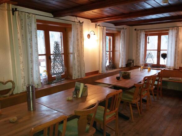 Der noch leere Gastraum der Neue Bonner Hütte.