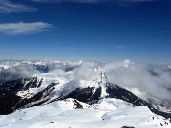 Das benachbarte Kellerjoch in Wolken gehüllt