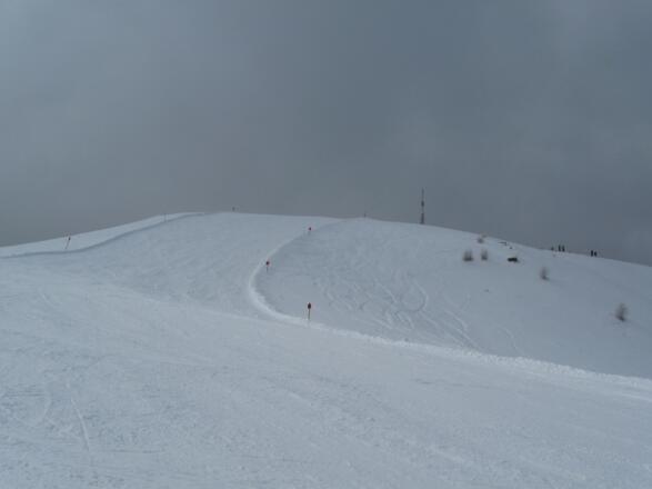 Die letzten Höhenmeter vor dem Gipfel. Auch hier kann man ungestört neben der Piste aufwärts gehen.