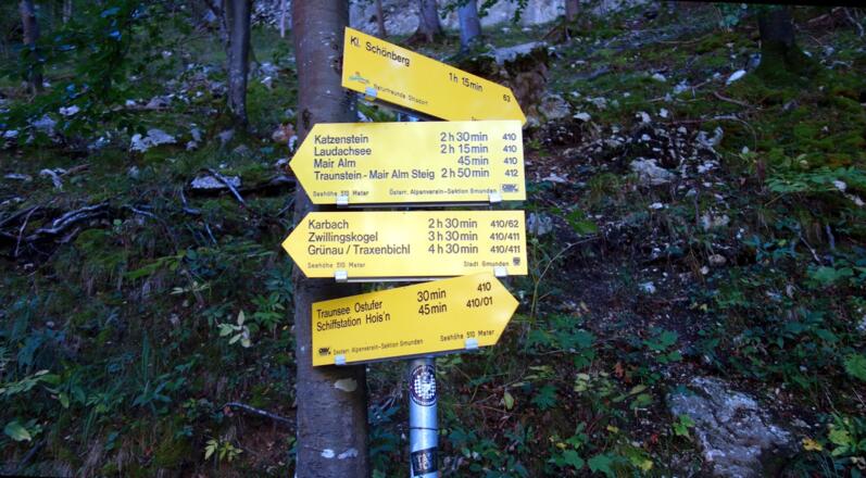 Wegtafel 520m, rechts zum Schönberg