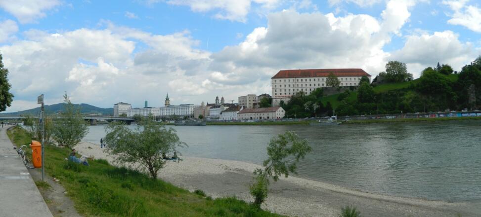 Blick über die Donau zum Schloss