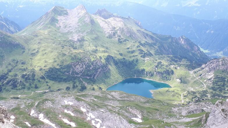 Blick vom Gipfel auf den Formarinsee