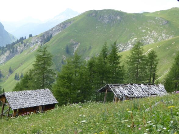 Die beiden noch guterhaltenen Heuhütten