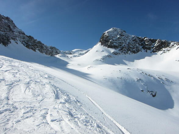 Abfahrt durch das Schneetal auf der Nordseite. Ganz hinten der Gipfel des Pirchkogels, rechts der Ziworekopf.