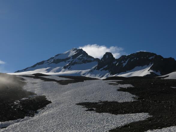 Oberhalb der vorderen Äckerlen ist der Gipfel schon sichtbar