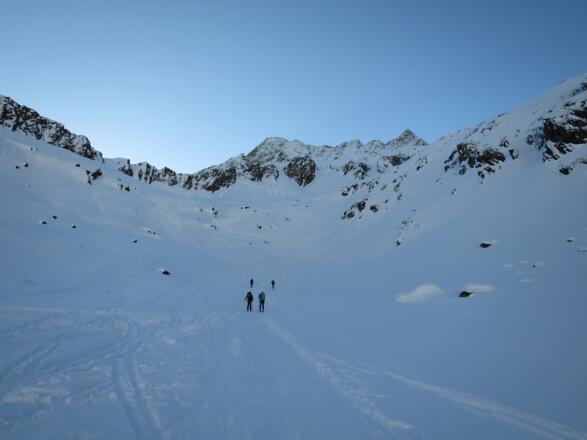 Am Beginn der Tour - der Aufstieg ins Stiergschwez. Vorne der langgezogene Gschwezgrat mit der Oberisserscharte, hinten die Uelesgratspitze und die Östliche Knotenspitze.