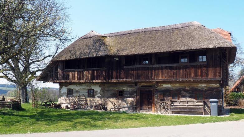 Au (520m), strohgedecktes, altes Haus