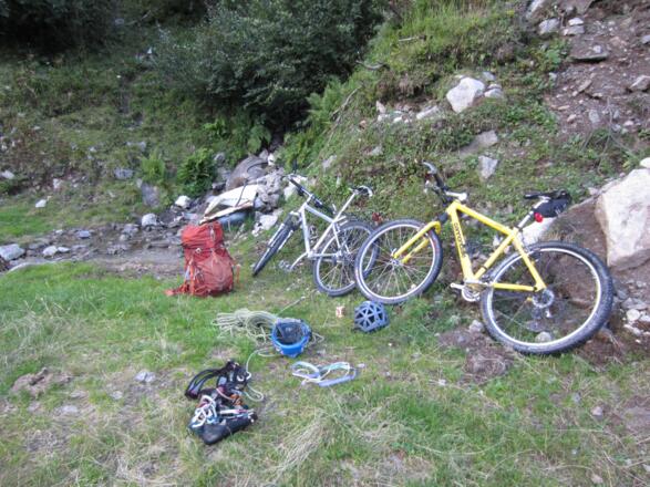 Fahrradparkplatz für die Kletterrouten: Alpiner Spätaufsteher, Pink 2015 und Gebrochene Rippe
