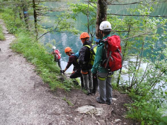 Am Beginn geht es vom Wanderweg zum See hinunter.