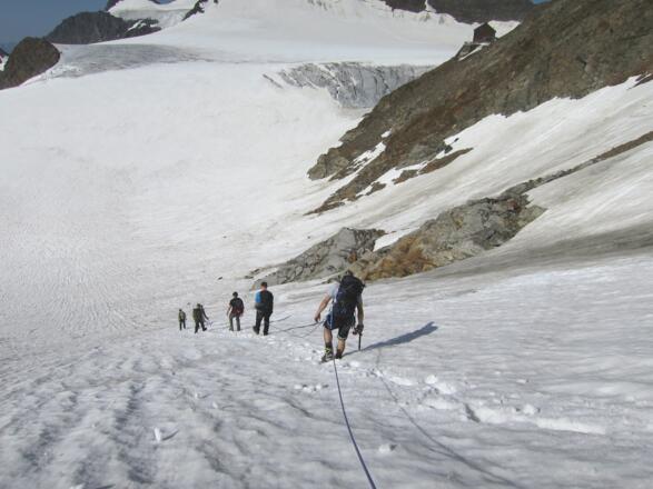 Oder man meidet die steile Querung, steigt in den Gletscherboden ab ...