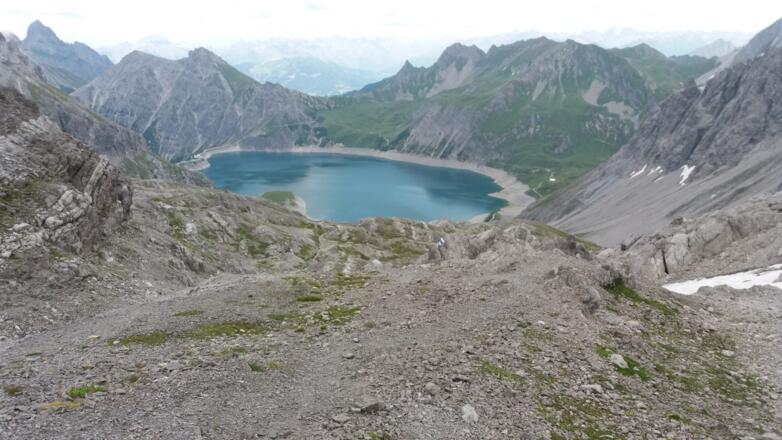 Fast am tiefsten Punkt: Douglasshütte links am Lünersee.