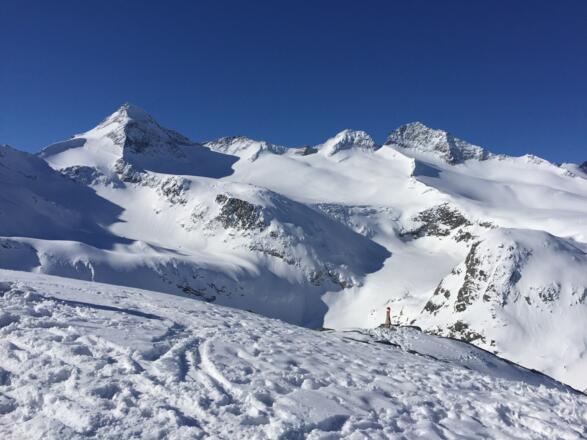 links im Bild der Blick zum Hohen Geiger