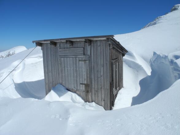 Wenige Meter westlich unter dem Gipfel steht diese kleine Hütte.