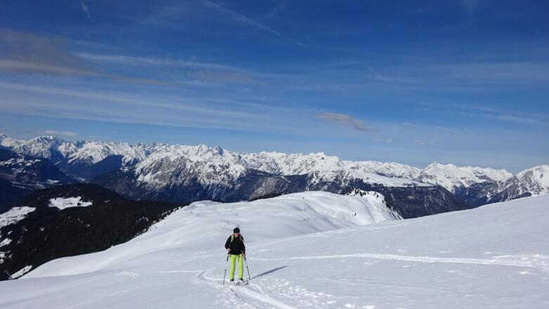 Der weit nach Westen ausladende Rücken des Pirchkogels ist erreicht. Hinten die Feldringer Böden mit dem Faltegartenköpfl.
