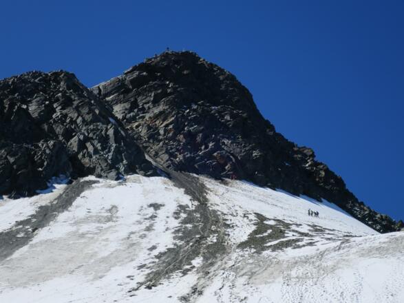 Das Glocknerleitl mit dem Einstieg in die Felsen. Hier staut es sich oft durch die vielen Begehungen. Aufstieg rechts der Rinne in den Felsen (zahlreiche Bohrhacken.