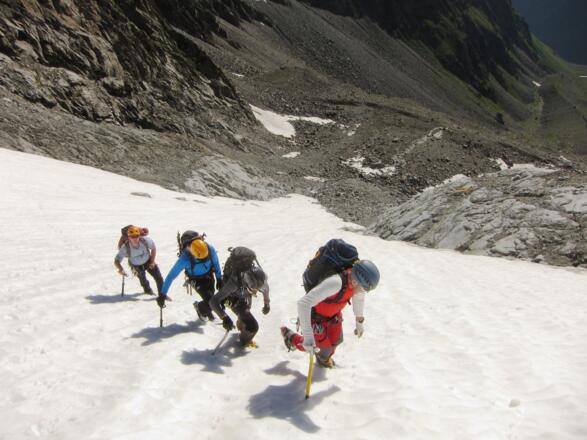 Weicher Sulzschnee ermöglicht zunächst ein gleichzeitiges und seilfreies Gehen.