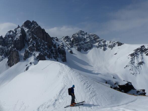 Kurz unterhalb des Gipfels mit der Malgrubenspitze, Hochtennscharte und Hochtennspitze im Hintergrund.