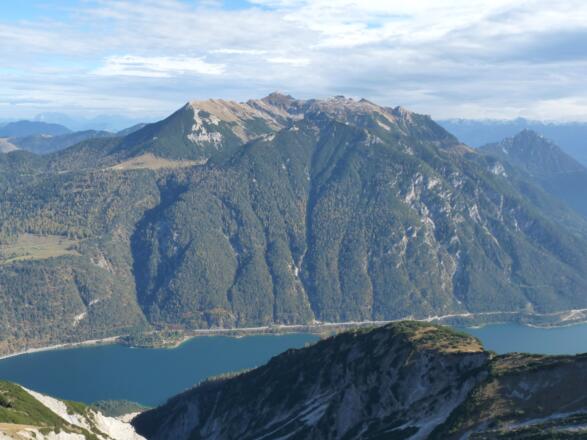 Blick vom Grat hinunter zum Achensee und zum Rofangebirge.