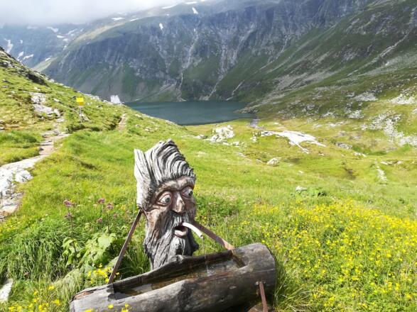 Venedigergruppe: Fröhlichkeit im Umfeld der Neuen Fürther Hütte - im Hintergrund der große Kratzenbergsee